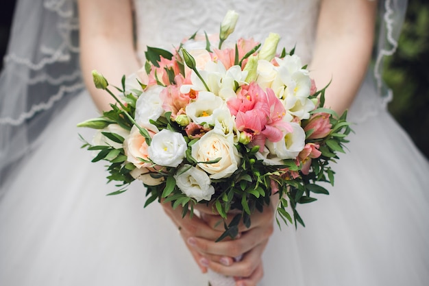 Красивый летний свадебный букет цветов для девочек
