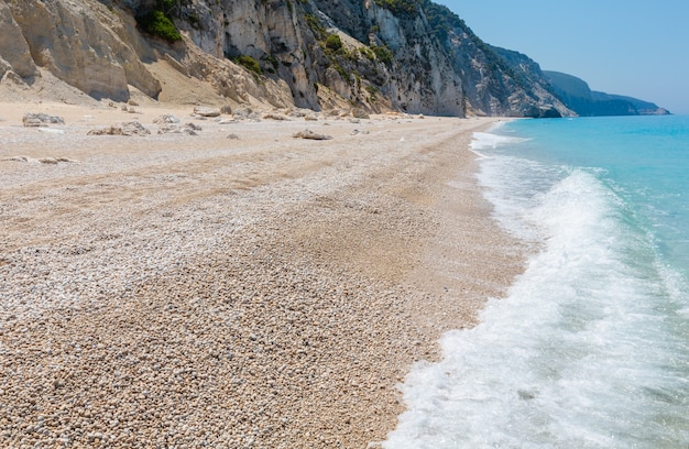 Фото Красивый летний белый пляж эгремни с видом на ионическое море (лефкас, греция)