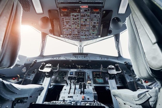 Foto bella luce solare vista ravvicinata della cabina dell'aereo