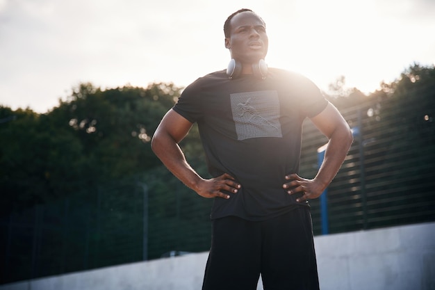 Photo beautiful sunlight handsome black man is posing outdoors at daytime