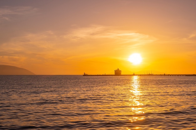 Bella luce solare con nuvole al tramonto nel mar mediterraneo