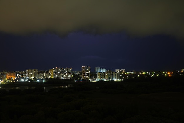 都市ウリヤノフスクロシアの美しい太陽に照らされた嵐の雲