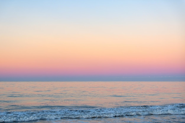Красивый солнечный и розовый восход солнца на пляже