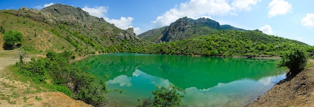 Красивая солнечная долина между горами с пышными облаками в Крыму Крымский полуостров Полуостров был присоединен к Российской Федерации Украина