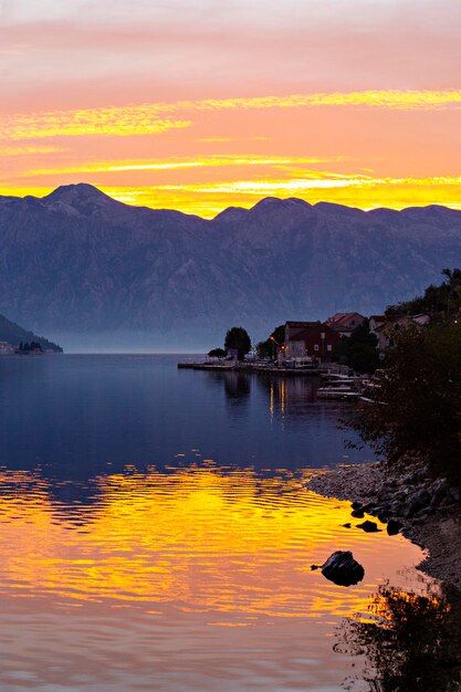 Красивый восход солнца в Которской бухте, Черногория