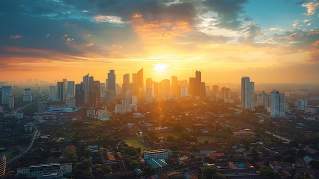 Foto una bellissima alba che illumina l'orizzonte urbano con una drammatica formazione di nuvole e sfumature dorate