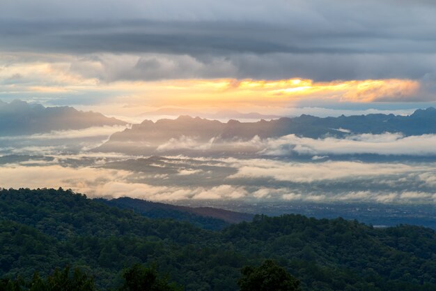 Doi Luang Chiang Dao、チェンマイ、タイの頂上にある美しい日の出と霧