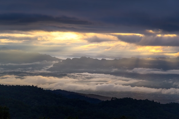 прекрасный восход и туман на вершине Дой Луанг Чан Дао, Чианг Май, Таиланд