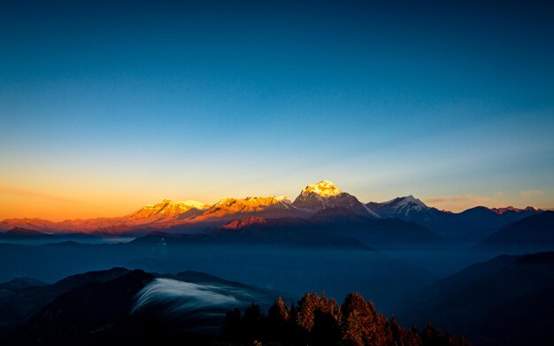 Photo beautiful sunrise over the mount dhaulagiri range poonhill nepal
