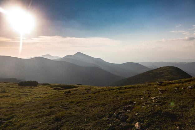 풀이 무성한 산 언덕과 초원이 우거진 카르파티아 산맥 우크라이나를 덮은 초원 사이의 아름다운 일출