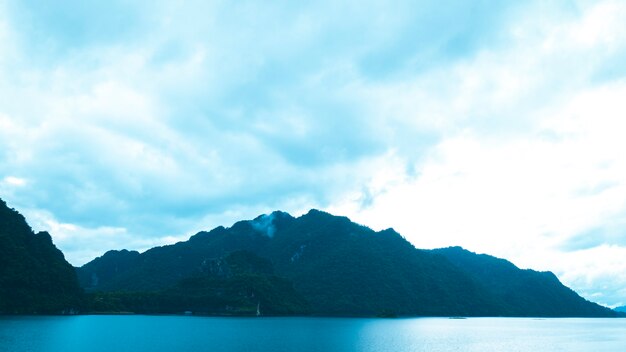 Photo beautiful sunrise at the mountains. green landscape reflected at the lake. nature background.