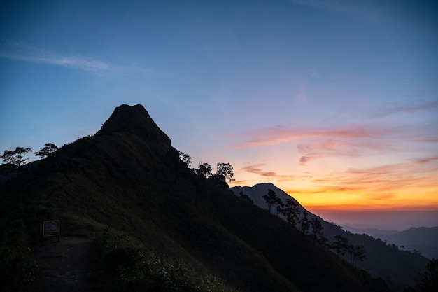 写真 カオ・カオ・チャング・フエック山 (khao chang phuket mountain) はトン・ファ・フーム国立公園の最高峰であるカオ・チャン・フエーク (khao zhang phuket) と呼ばれている