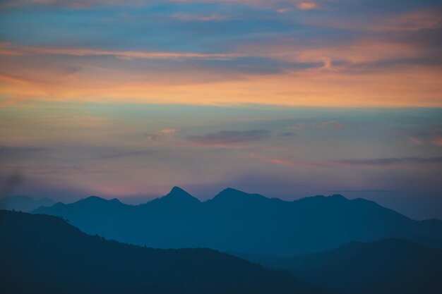 Фото Прекрасный восход солнца на горе кхао кхао чанг фуэк, самой высокой горе национального парка тонг фа фум, известной как кхао ченг фуэк