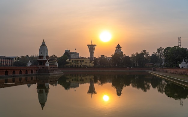 Bellissima alba sullo stagno di rani pokhari a kathmandu in nepal