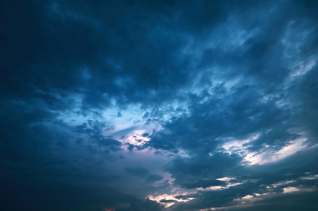 Photo beautiful sunrise or sunset lighting the clouds softly