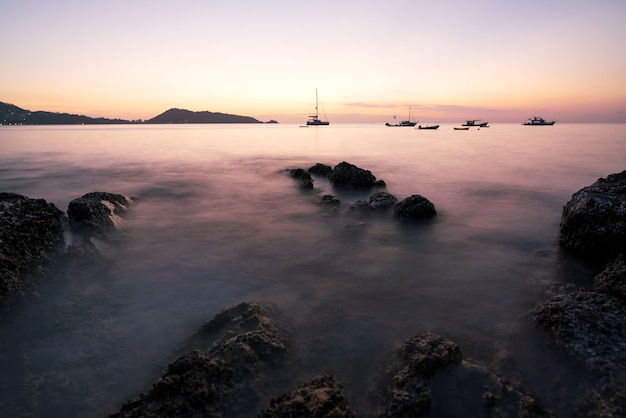 Bellissimo paesaggio marino all'alba o al tramonto sul mare tropicale a phuket, thailandia