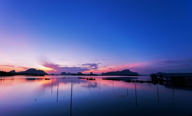 美しい日の出やタイの熱帯の海の風景の自然に沈む夕日。