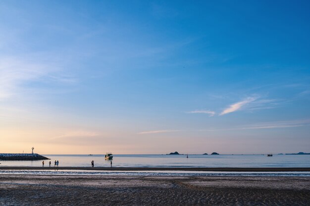 태국 huahin Prachuap Khiri Khan의 Khao Takiab 해변에서 아름다운 일출 전망