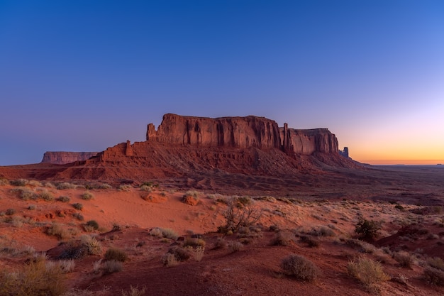 Splendida vista dell'alba della monument valley al confine tra arizona e utah, usa