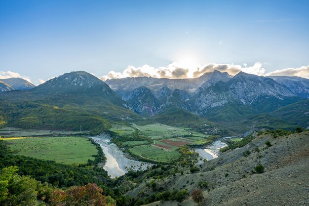 Bellissima alba sulla foresta selvaggia, montagne in estate