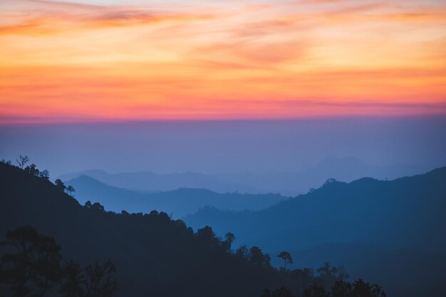 写真 カオ・カオ・チャング・フエック山 (khao chang phuket mountain) はトン・ファ・フーム国立公園の最高峰であるカオ・チャン・フエーク (khao chan phuket) と呼ばれている