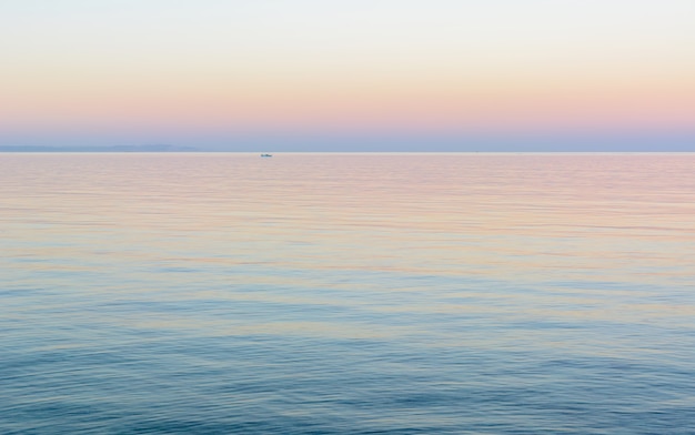 写真 穏やかな紅海の上の美しい夕日