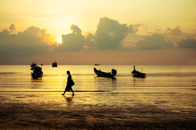 写真 タイ南部で最も人気のある旅行先であるタオ島のビーチの美しい夕日