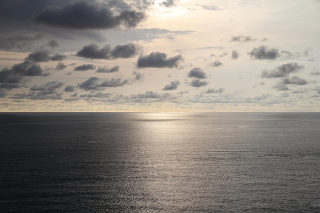 写真 雲と海の美しい夕日