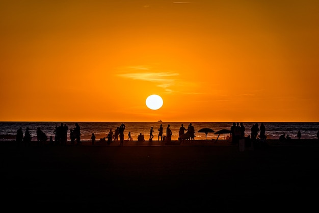 カディスのコニール デ ラ フロンテーラのビーチに沈む夕日。