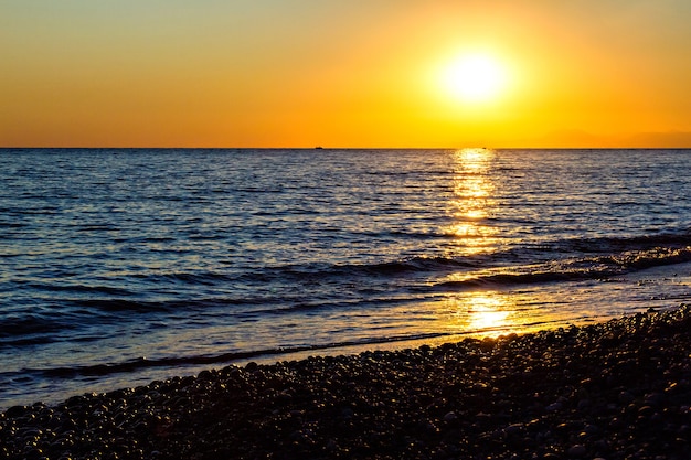 Bel tramonto sulla spiaggia del mar mediterraneo in turchia