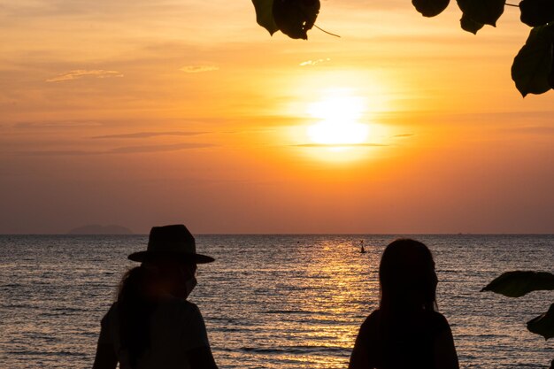 タイのパタヤビーチの美しい夕日