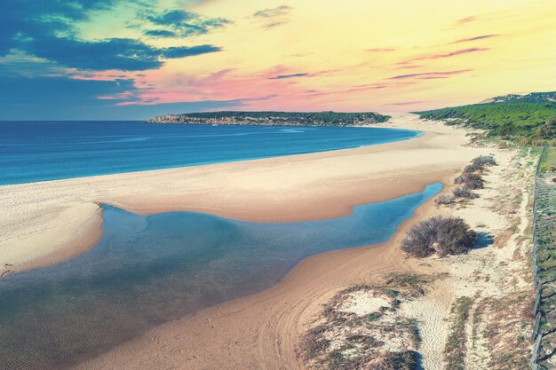 해변에서 아름다운 해가 지는 Playa Bolonia, 도나 데 볼로니아, 스페인, 유럽