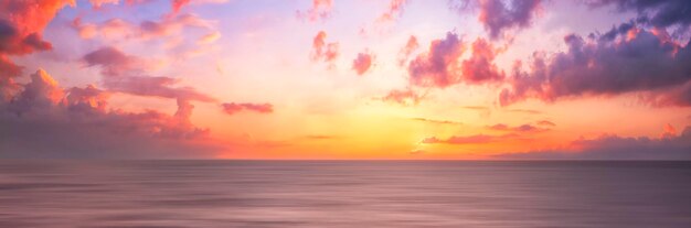 ビーチと海の美しい夕日 ビンテージ フィルター