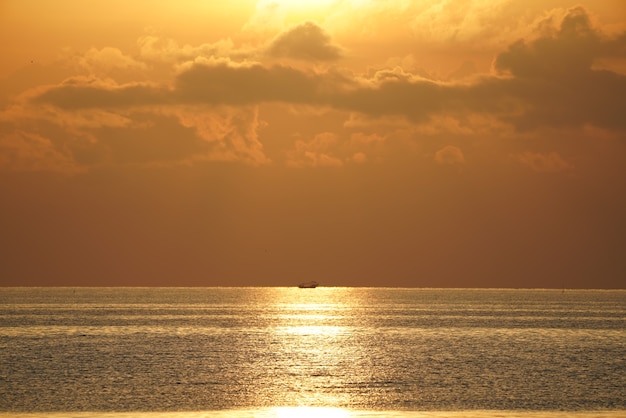 Foto bel tramonto sulla spiaggia e sul mare