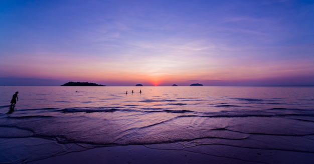 熱帯地方のビーチで美しい夕日。空と海