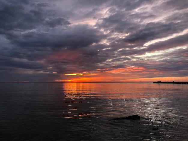 ビーチビューの背景に美しい夕日