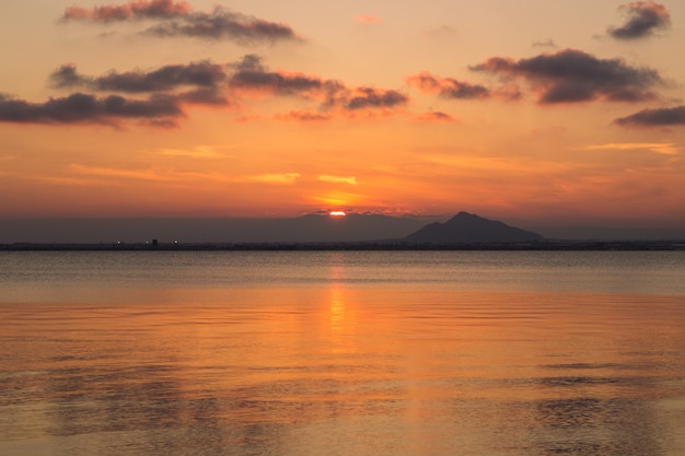 Un bellissimo tramonto in spiaggia