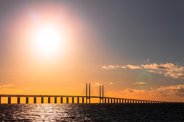 Oresund 다리 위의 아름다운 일몰