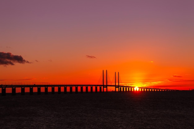 Oresund 다리 위의 아름다운 일몰