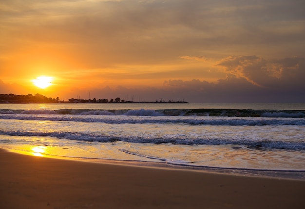 海沿いの美しい夕日