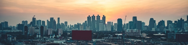 Фото Красивый городской пейзаж заката и высотные здания в центре мегаполиса