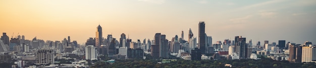 Foto bellissimo paesaggio urbano al tramonto e grattacieli nel centro della metropoli