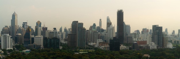 Bellissimo paesaggio urbano al tramonto e grattacieli nel centro della metropoli