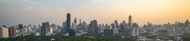 Bellissimo paesaggio urbano al tramonto e grattacieli nel centro della metropoli