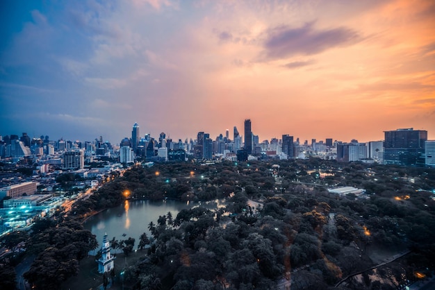 Bellissimo paesaggio urbano al tramonto e grattacieli nel centro della metropoli