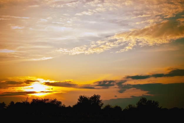 雲の後ろの美しい夕日