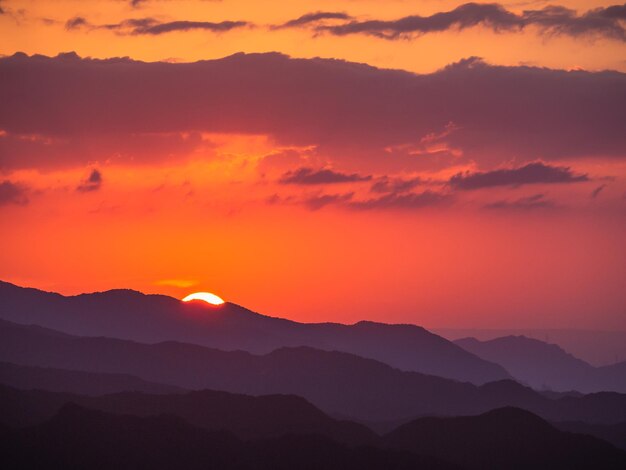 山の上の美しい夕日の色