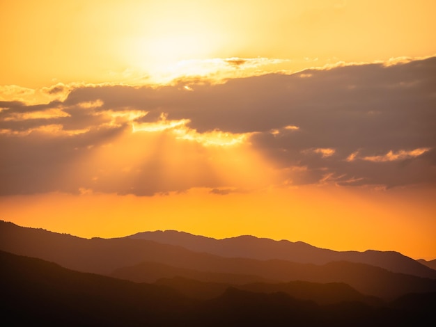 山の上の美しい夕日の色