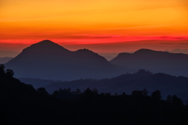 Bel tramonto colorato cielo sulla montagna nel crepuscolo