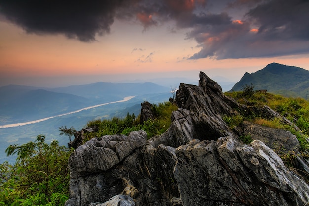 Bello tramonto nel confine del doi-pha-tang della tailandia e del laos, provvidenza tailandia della chiangrai.